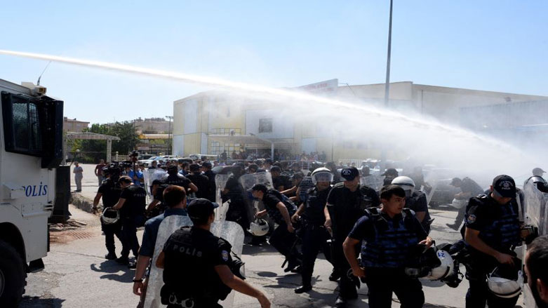 له‌ ئامه‌د پۆلیس هێرش ده‌كاته‌ سه‌ر مامۆستایان