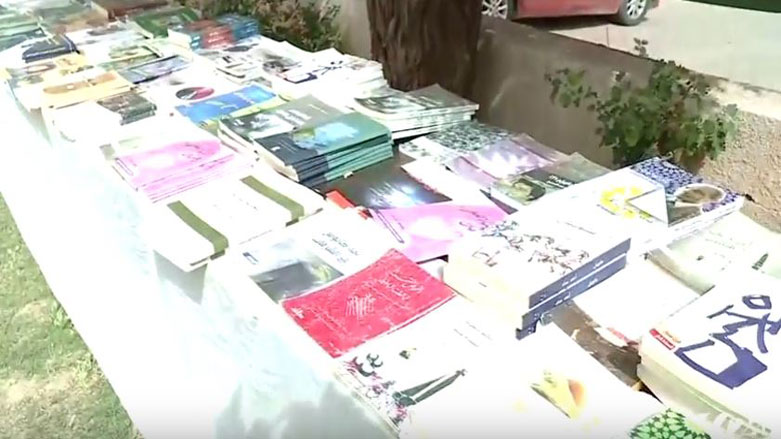 له‌ دهۆك كتێب به‌ هه‌زار دینار ده‌فرۆشرێت