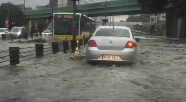 بالصور.. أمطار غزيرة في عز تموز باسطنبول