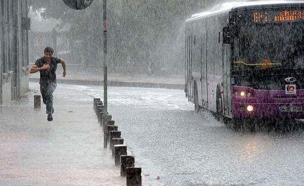 بالصور.. أمطار غزيرة في عز تموز باسطنبول