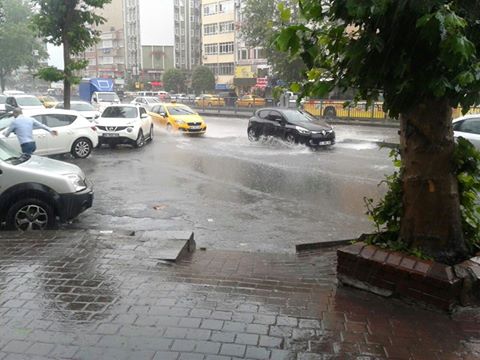 بالصور.. أمطار غزيرة في عز تموز باسطنبول