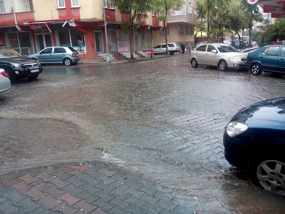 بالصور.. أمطار غزيرة في عز تموز باسطنبول