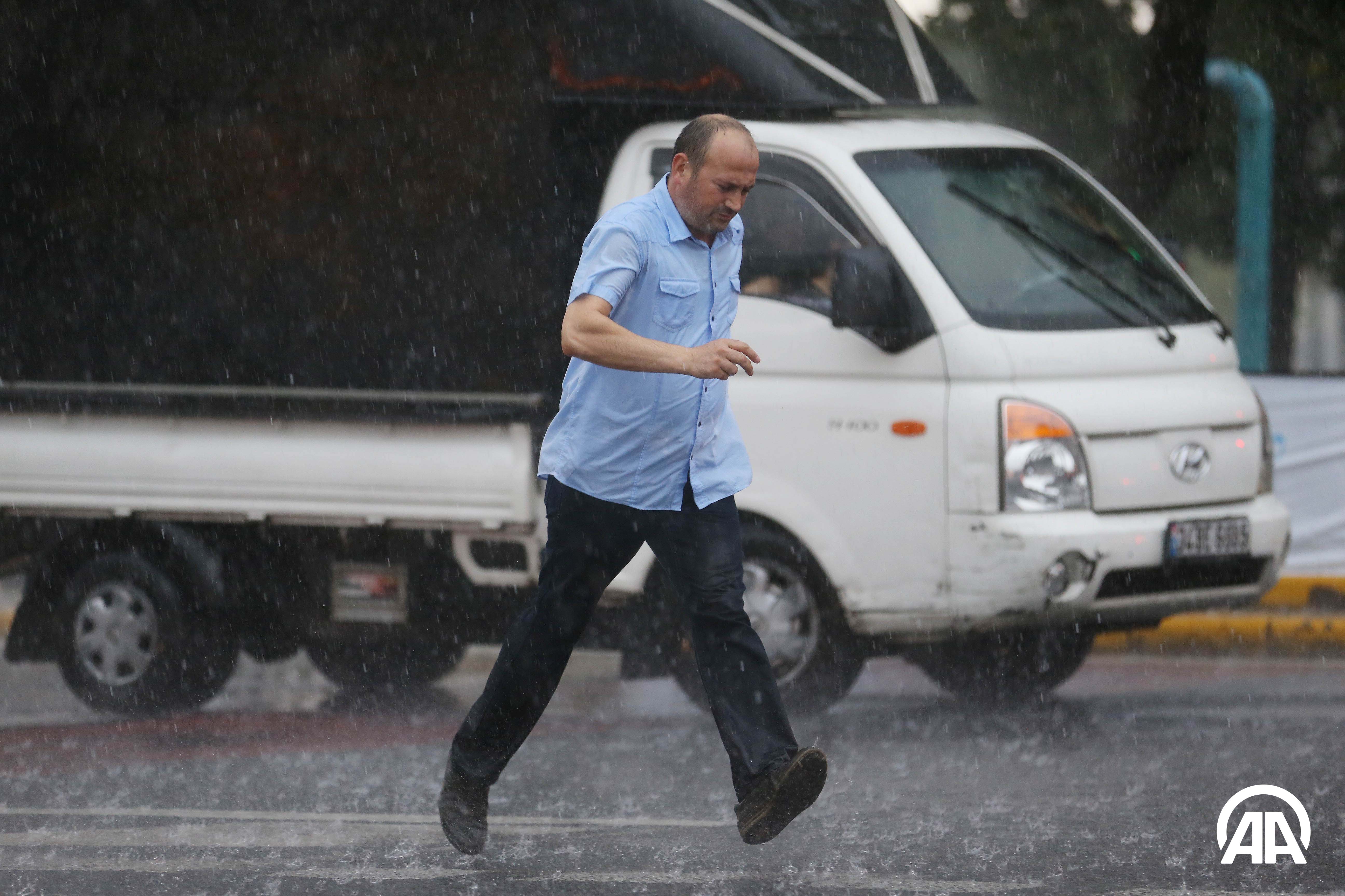 بالصور.. أمطار غزيرة في عز تموز باسطنبول