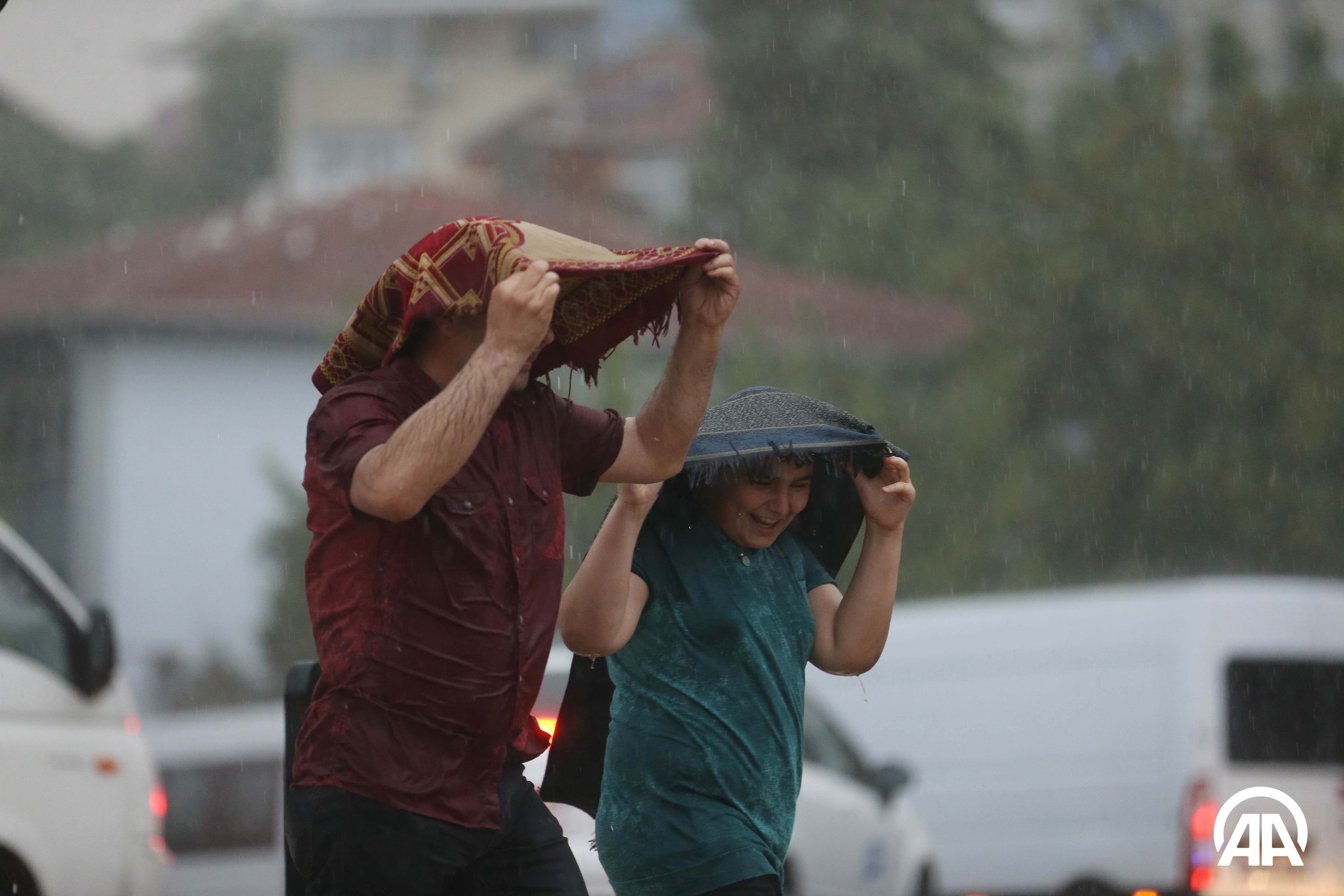 بالصور.. أمطار غزيرة في عز تموز باسطنبول