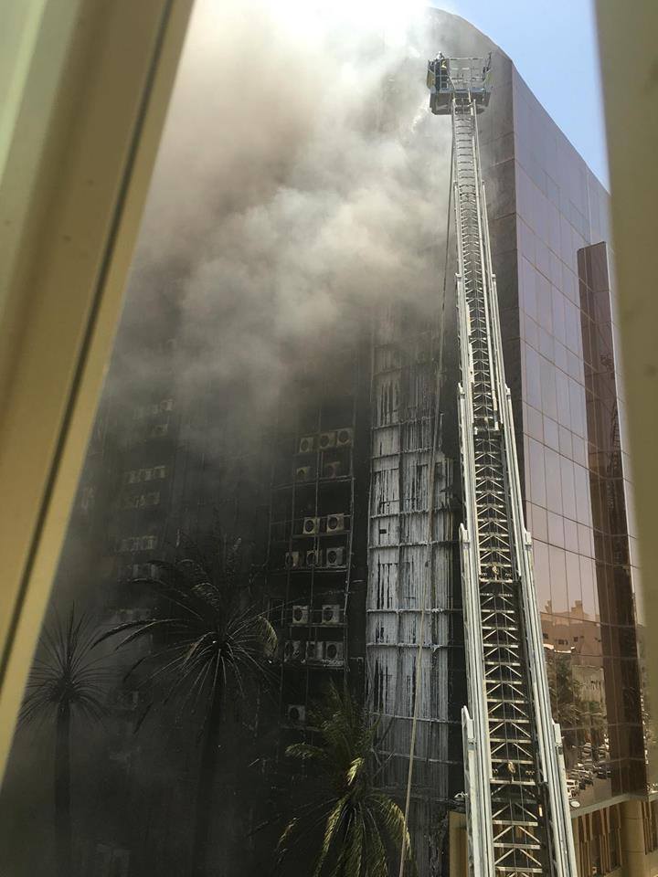 بالفيديو والصور.. نشوب حريق ضخم في فندق بمكة