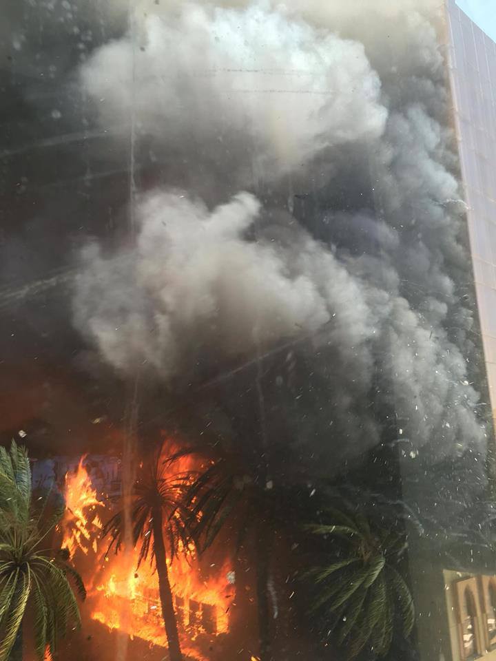 بالفيديو والصور.. نشوب حريق ضخم في فندق بمكة