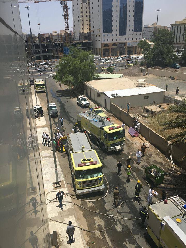 بالفيديو والصور.. نشوب حريق ضخم في فندق بمكة