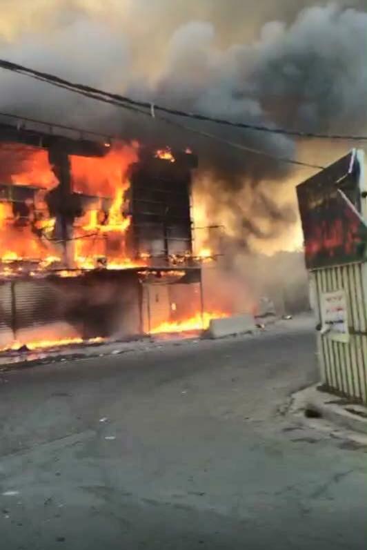 بالصور.. حريق كبير يلتهم مقهى بمنطقة زيونة شرقي بغداد