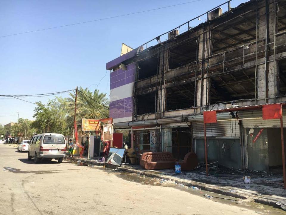 بالصور.. حريق كبير يلتهم مقهى بمنطقة زيونة شرقي بغداد
