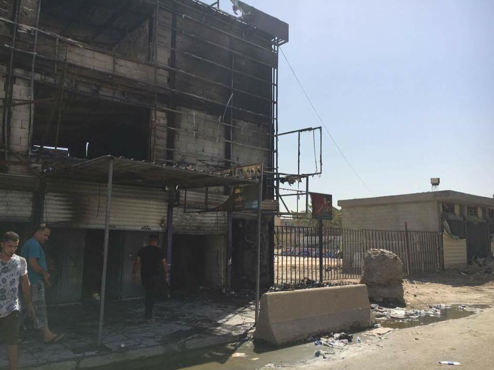 بالصور.. حريق كبير يلتهم مقهى بمنطقة زيونة شرقي بغداد