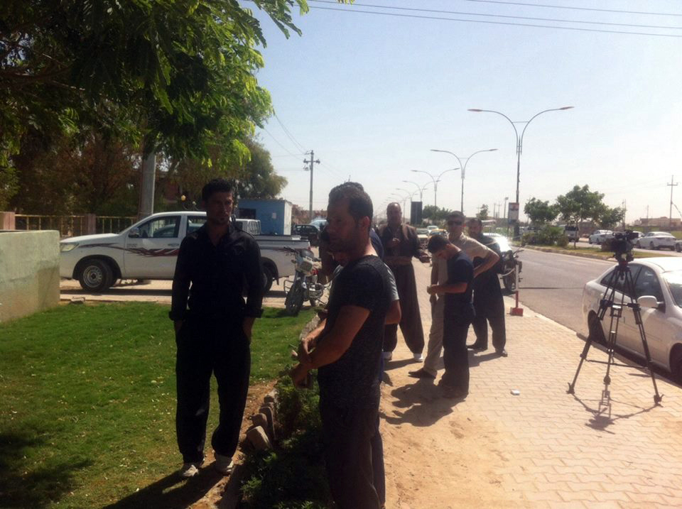 بە وێنە..مامۆستا و فەرمانبەرانی گەرمیان خۆپێشاندان دەكەن