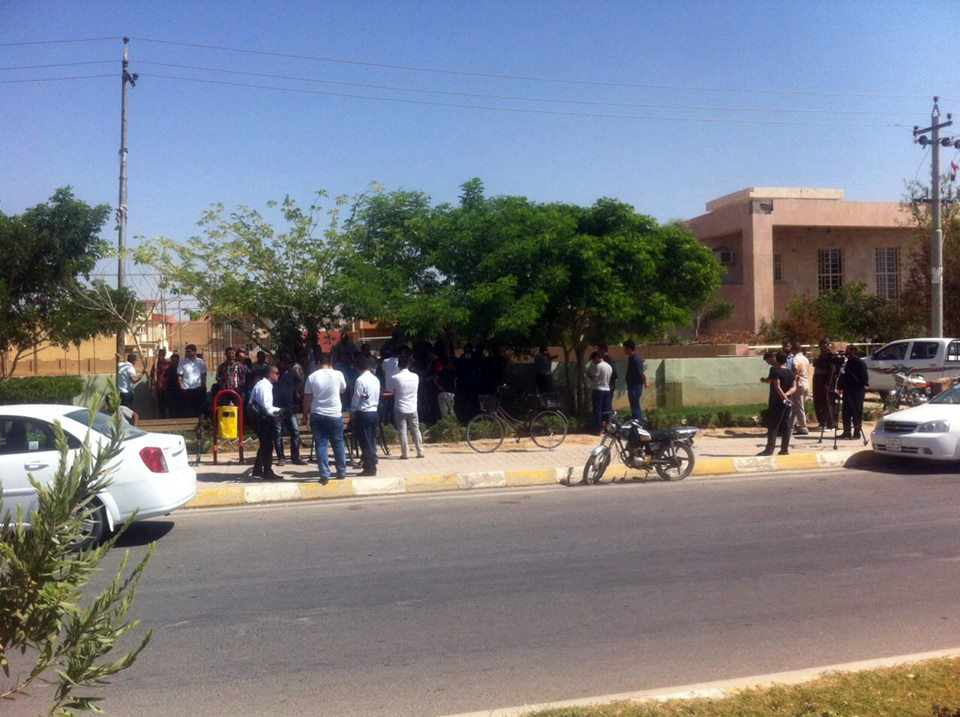 بە وێنە..مامۆستا و فەرمانبەرانی گەرمیان خۆپێشاندان دەكەن