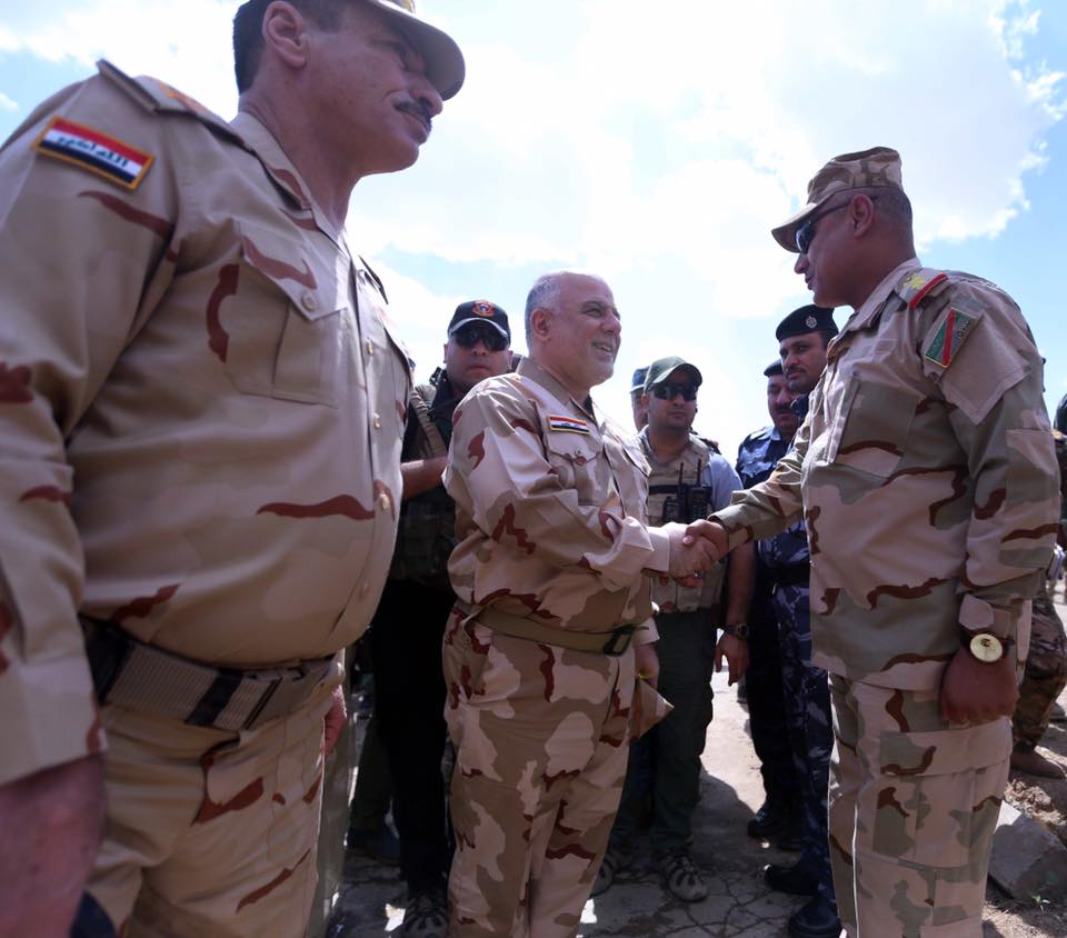 بالصور.. العبادي في القيارة بزي الجيش العراقي