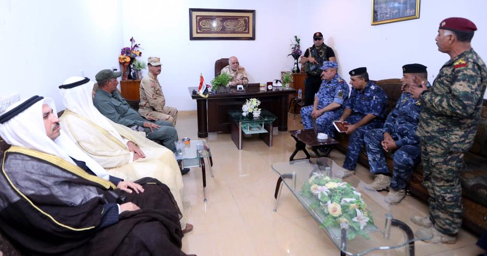 بالصور.. العبادي في القيارة بزي الجيش العراقي