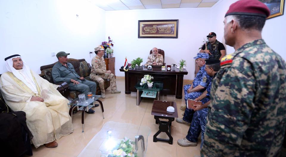 بالصور.. العبادي في القيارة بزي الجيش العراقي