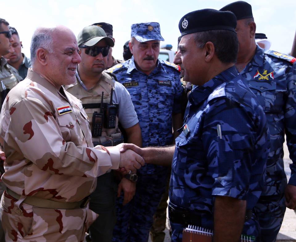 بالصور.. العبادي في القيارة بزي الجيش العراقي