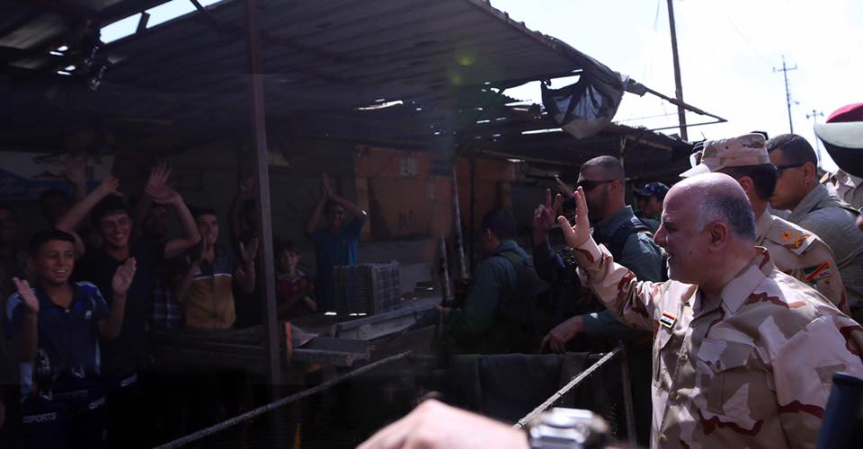 بالصور.. العبادي في القيارة بزي الجيش العراقي