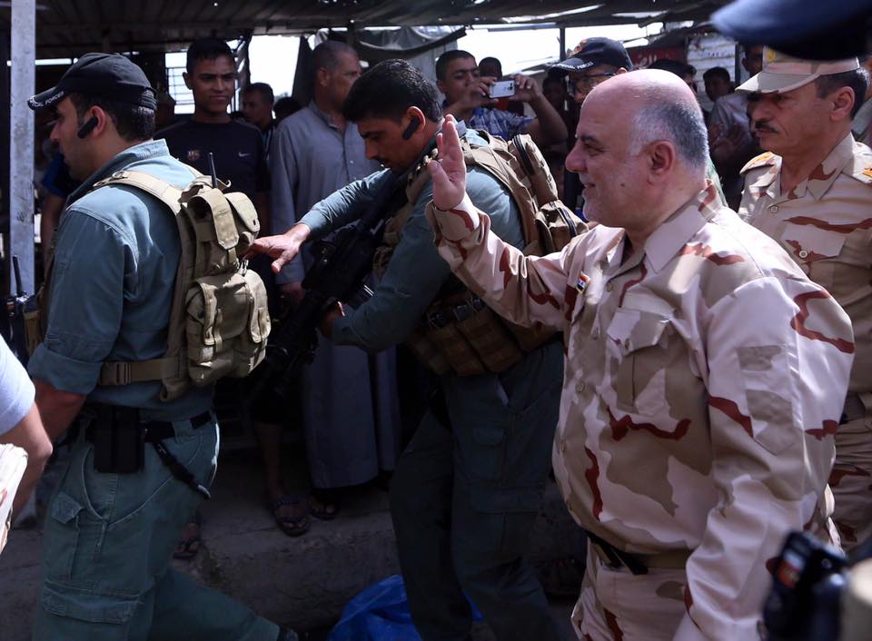 بالصور.. العبادي في القيارة بزي الجيش العراقي