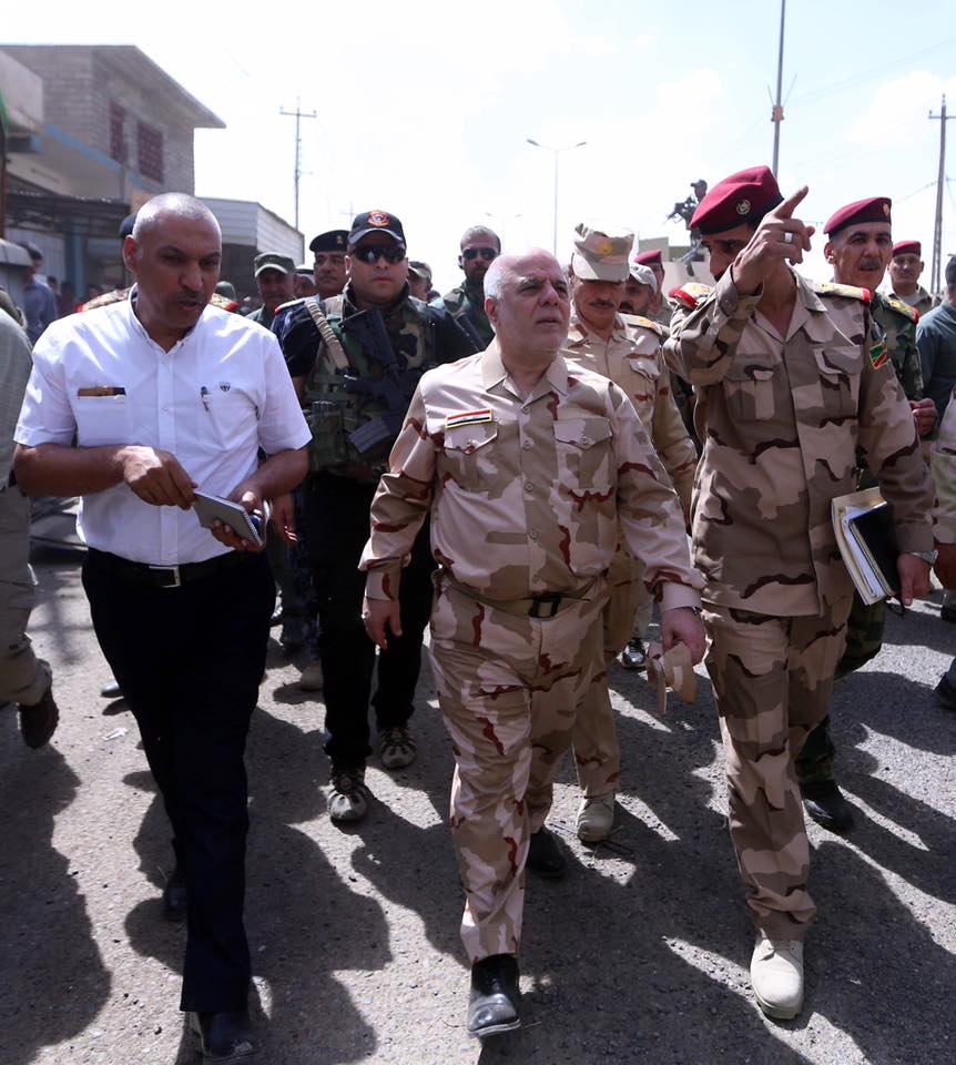 بالصور.. العبادي في القيارة بزي الجيش العراقي