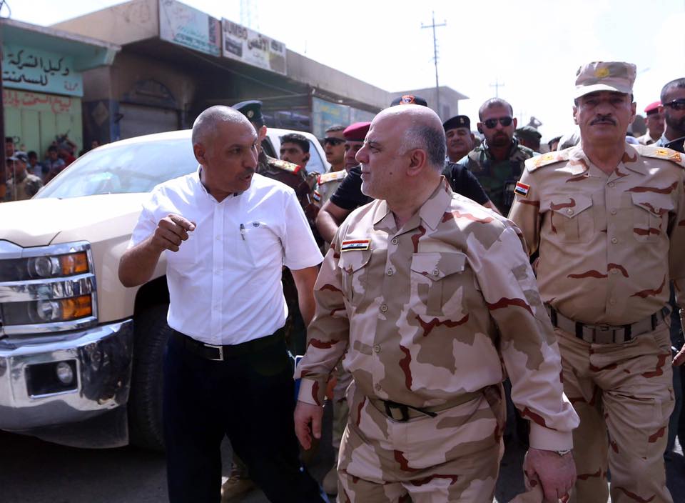 بالصور.. العبادي في القيارة بزي الجيش العراقي