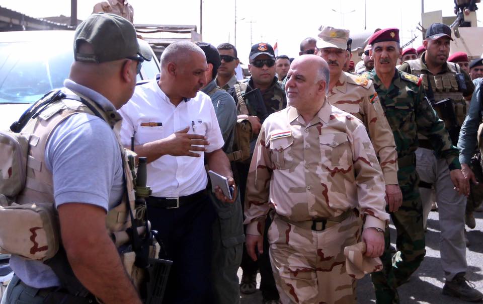 بالصور.. العبادي في القيارة بزي الجيش العراقي