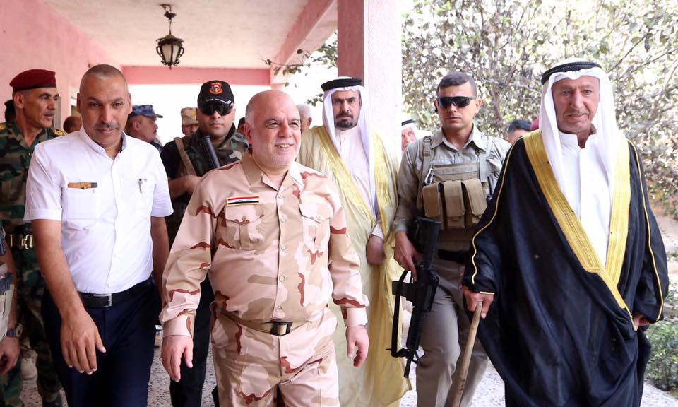 بالصور.. العبادي في القيارة بزي الجيش العراقي