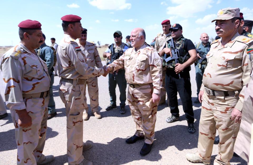 بالصور.. العبادي في القيارة بزي الجيش العراقي