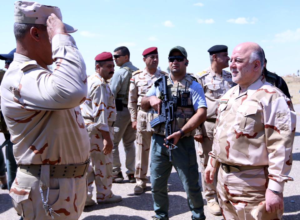 بالصور.. العبادي في القيارة بزي الجيش العراقي