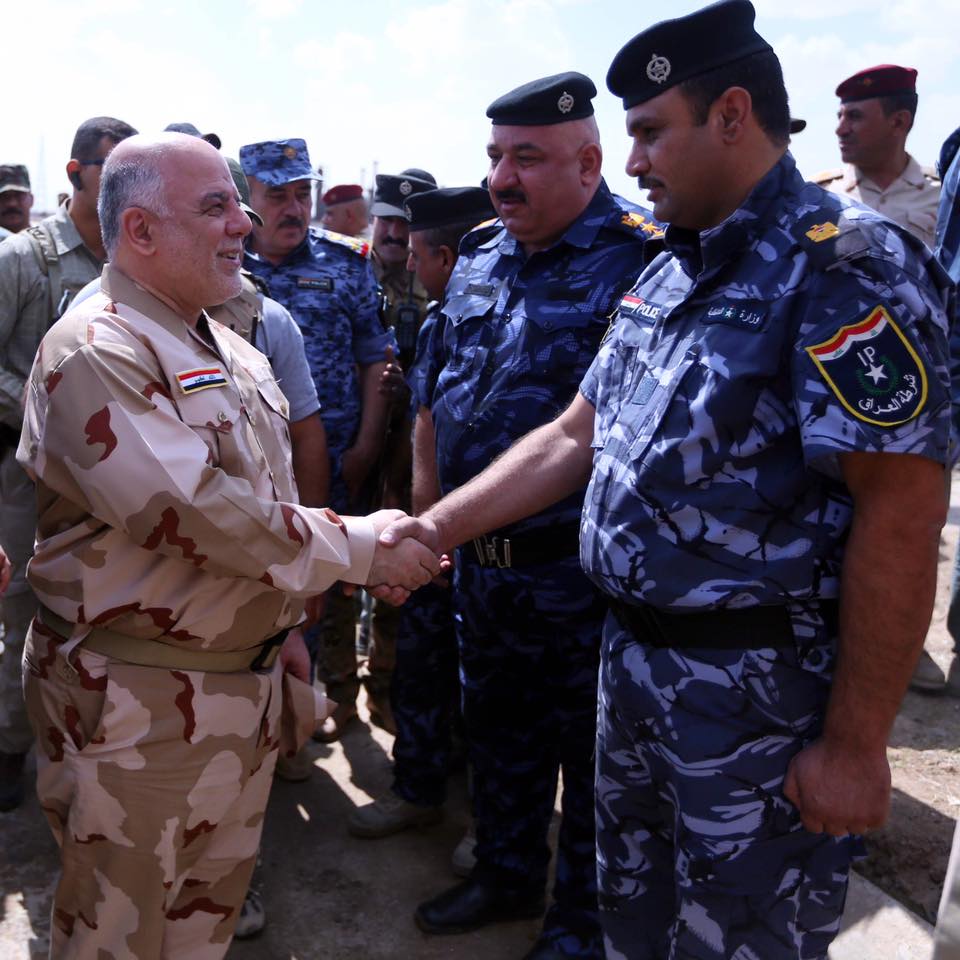 بالصور.. العبادي في القيارة بزي الجيش العراقي