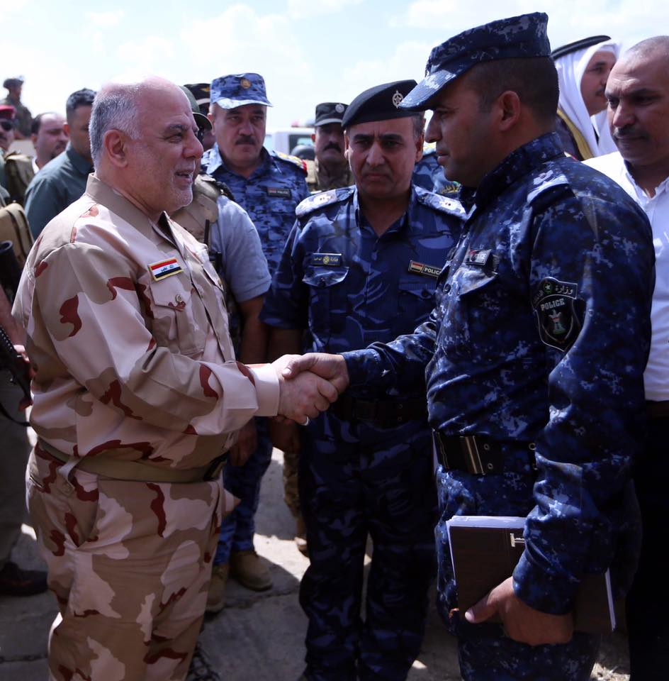 بالصور.. العبادي في القيارة بزي الجيش العراقي