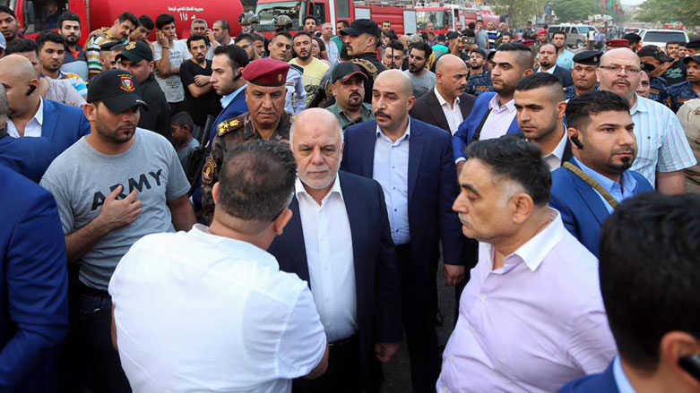 بالفيديو.. العبادي يتفقد تفجير الكرادة وغاضبون يهاجمون موكبه بالحجارة