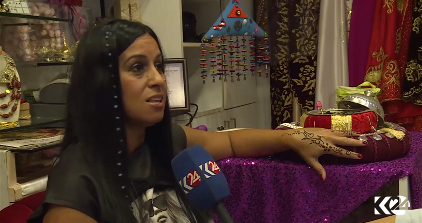 بالصور.. الحناء نقوش تجميلية معاصرة وفوائد صحية