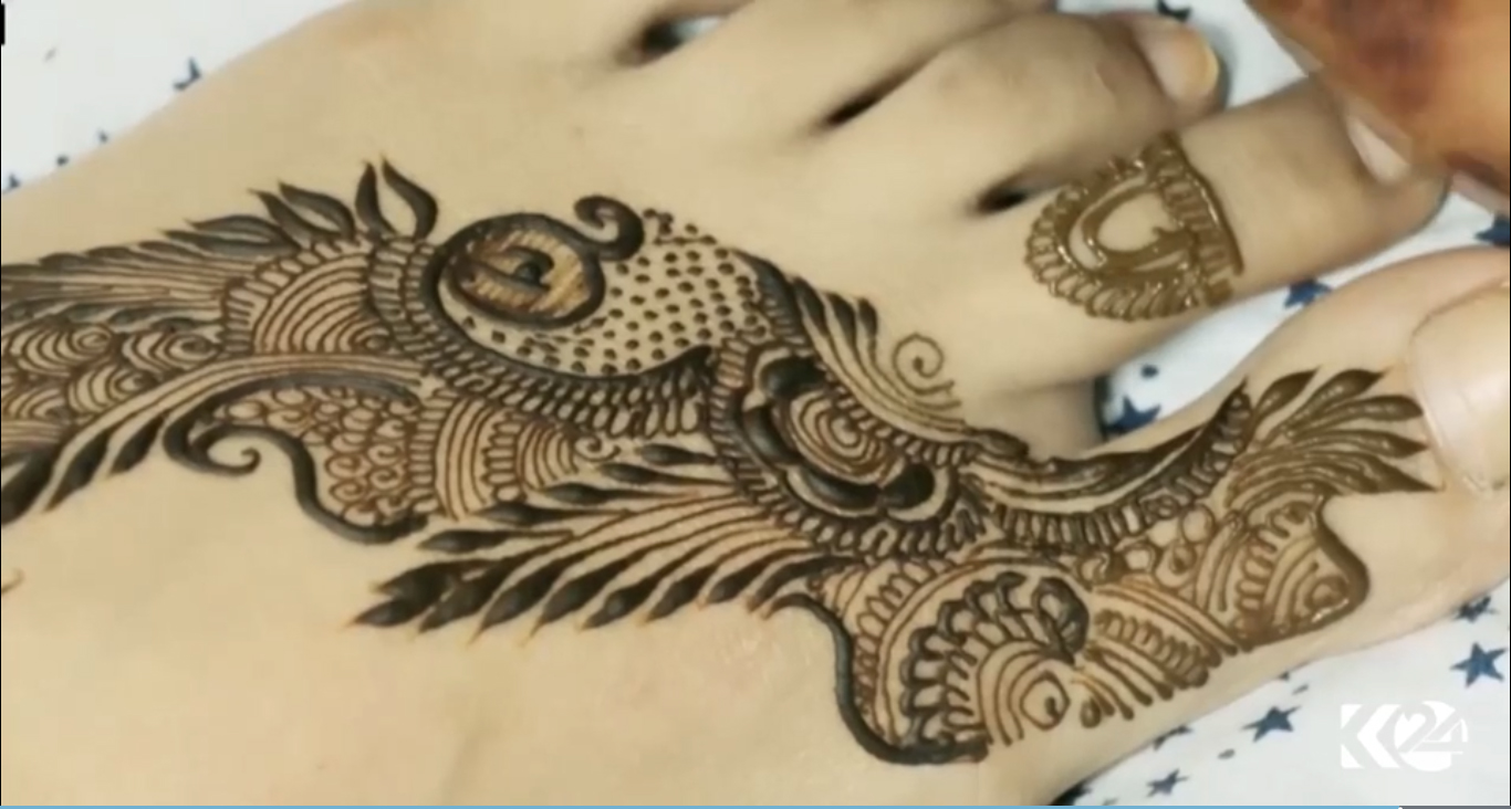 بالصور.. الحناء نقوش تجميلية معاصرة وفوائد صحية