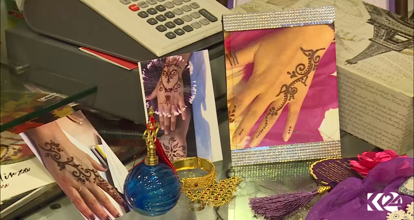 بالصور.. الحناء نقوش تجميلية معاصرة وفوائد صحية