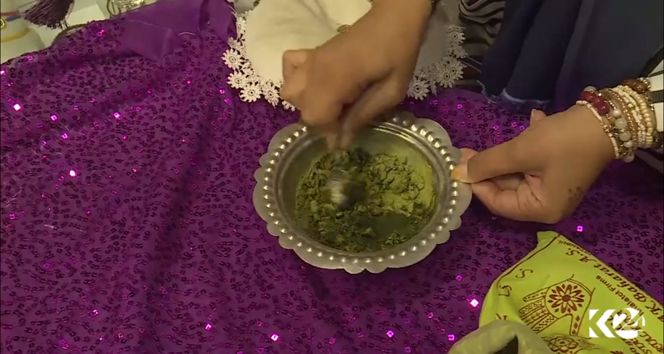 بالصور.. الحناء نقوش تجميلية معاصرة وفوائد صحية