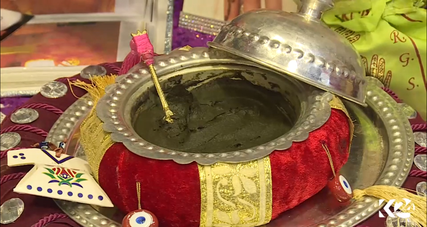 بالصور.. الحناء نقوش تجميلية معاصرة وفوائد صحية