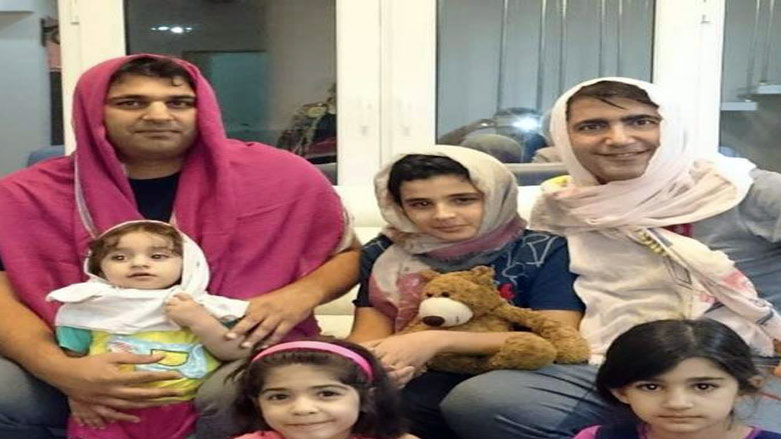 پیاوانی ئێران لە جیاتی ژنەكان خۆیان باڵاپۆش دەكەن