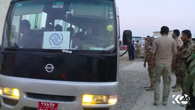 بالصور.. البيشمركة تستقبل مئات النازحين في الخازر