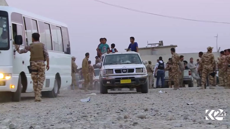 بالصور.. البيشمركة تستقبل مئات النازحين في الخازر