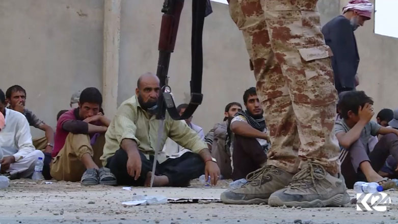 بالصور.. البيشمركة تستقبل مئات النازحين في الخازر