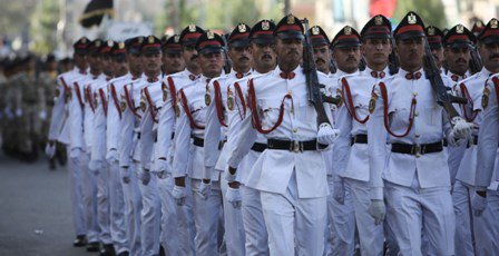 بالصور.. استعراض عسكري في قلب بغداد