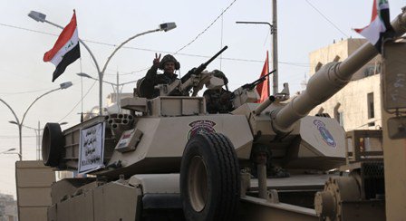 بالصور.. استعراض عسكري في قلب بغداد