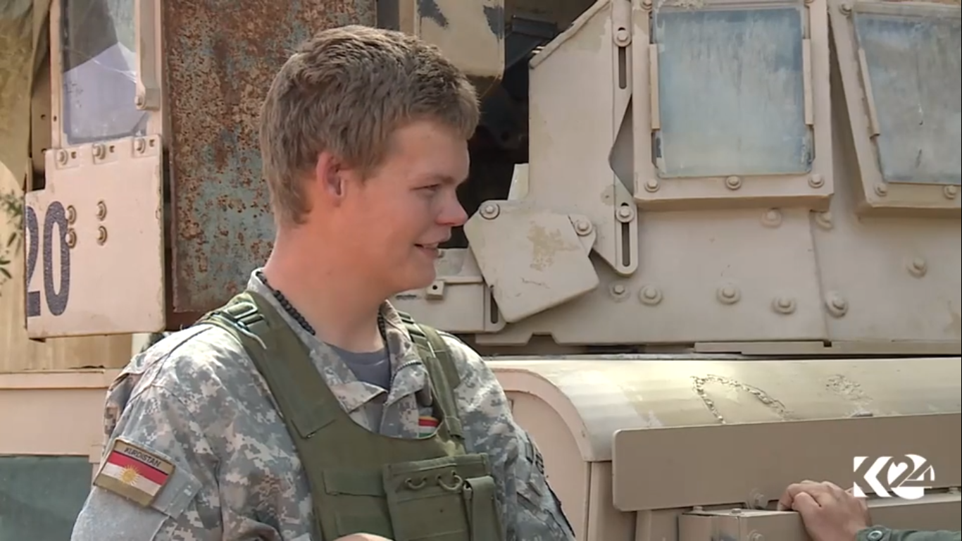 مقاتل امريكي بصفوف البيشمركة نافيا شائعات داعش: مازلت حياً