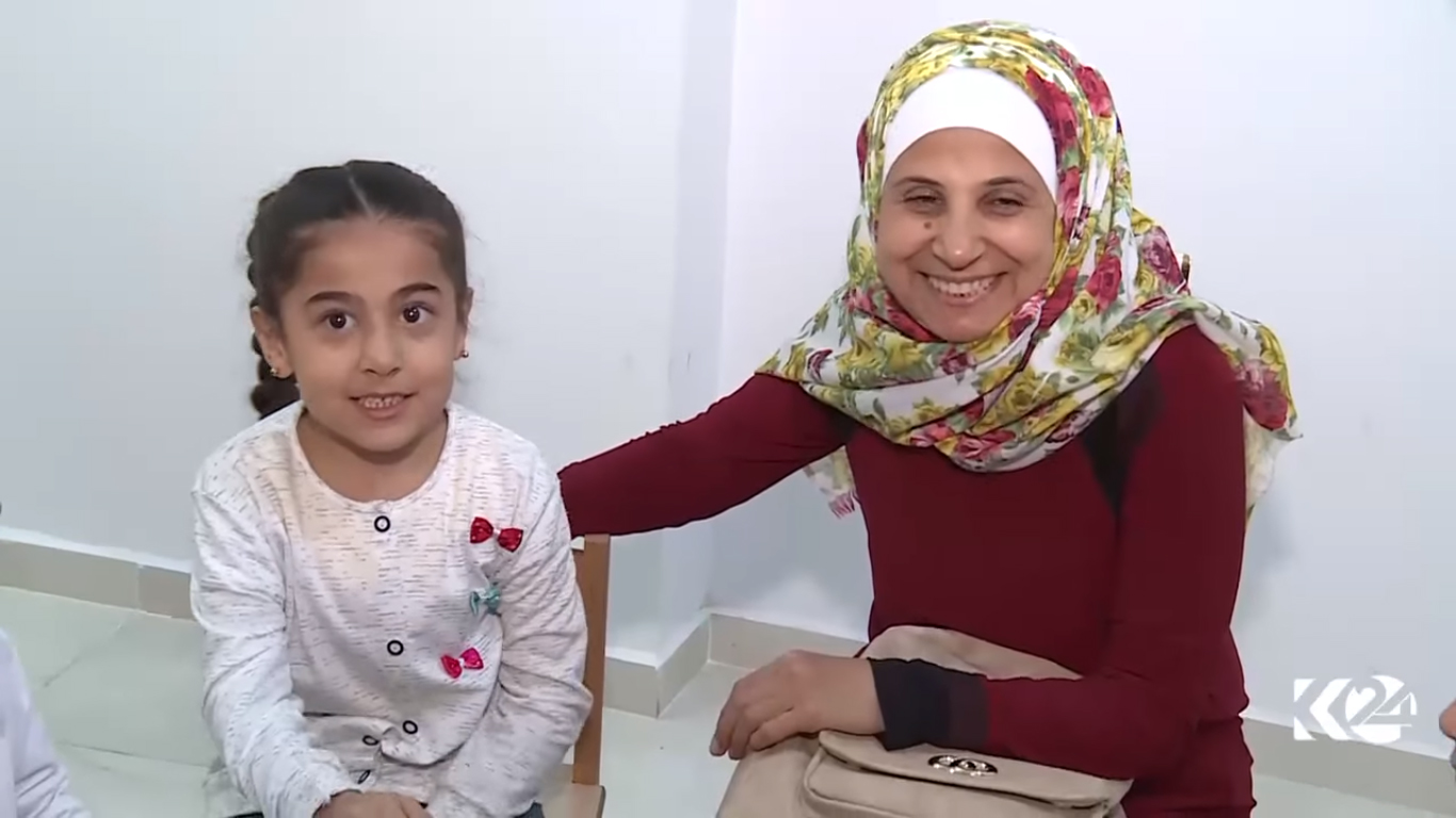 بالصور.. طفلة حلبية تفقد النطق بعد قصف على منزلها