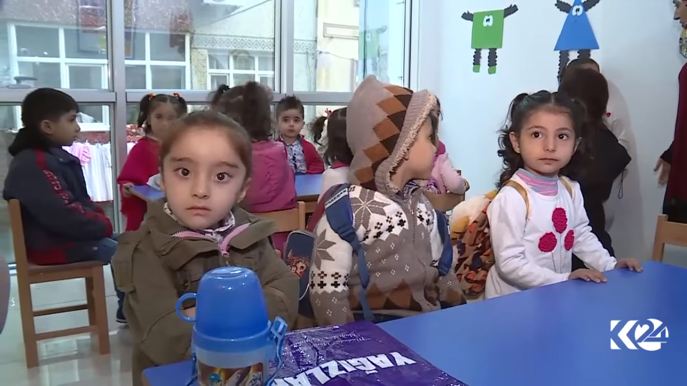 بالصور.. طفلة حلبية تفقد النطق بعد قصف على منزلها