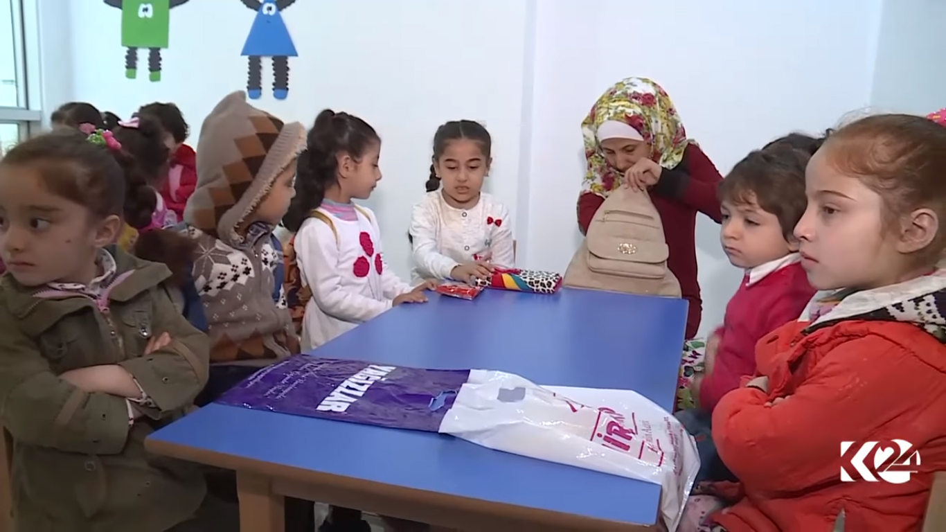 بالصور.. طفلة حلبية تفقد النطق بعد قصف على منزلها