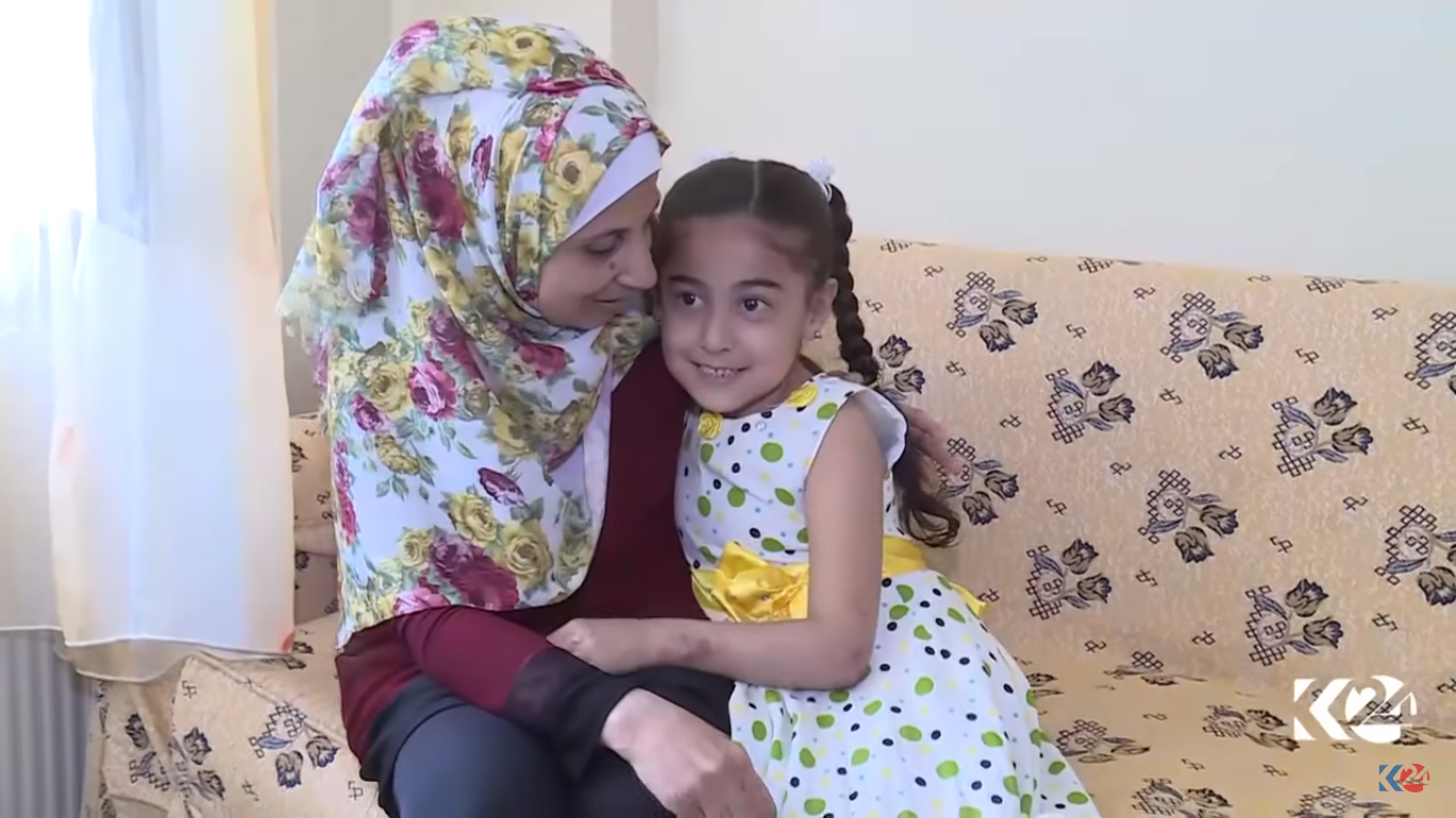 بالصور.. طفلة حلبية تفقد النطق بعد قصف على منزلها