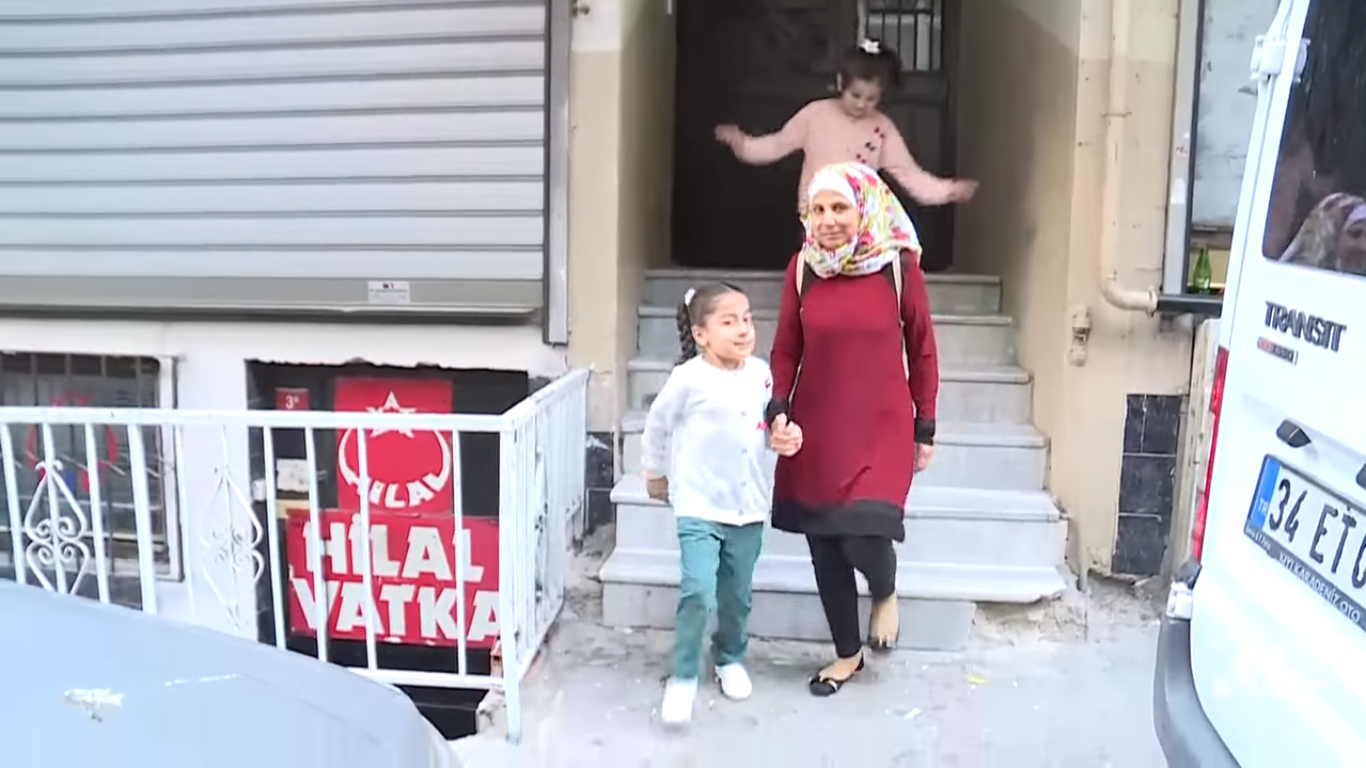 بالصور.. طفلة حلبية تفقد النطق بعد قصف على منزلها