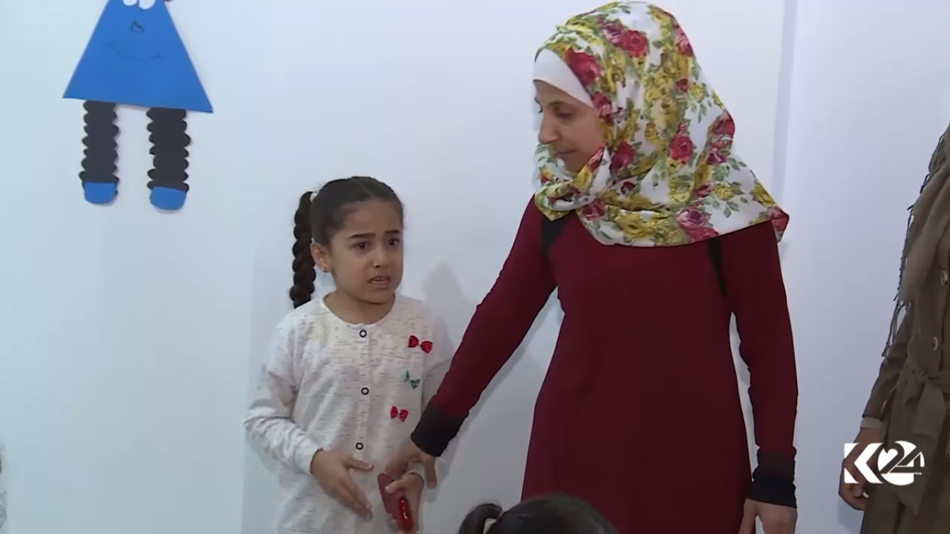 بالصور.. طفلة حلبية تفقد النطق بعد قصف على منزلها