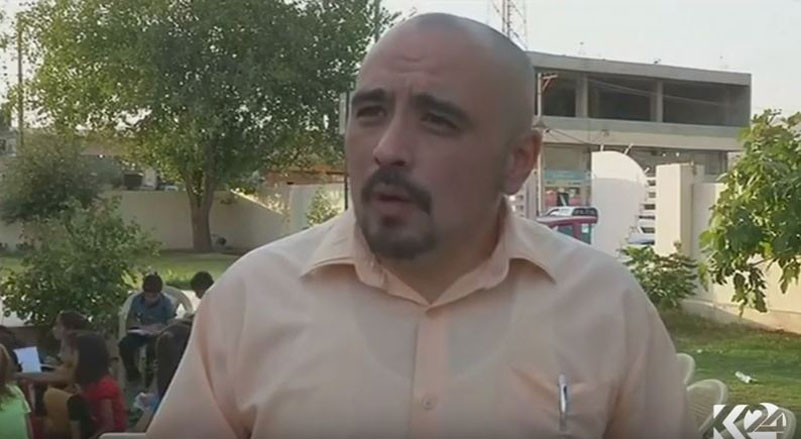 Li kemp a Şarya zaro yên Êzdî hû ziman ê Inglîzî dike û ûmêd dike..